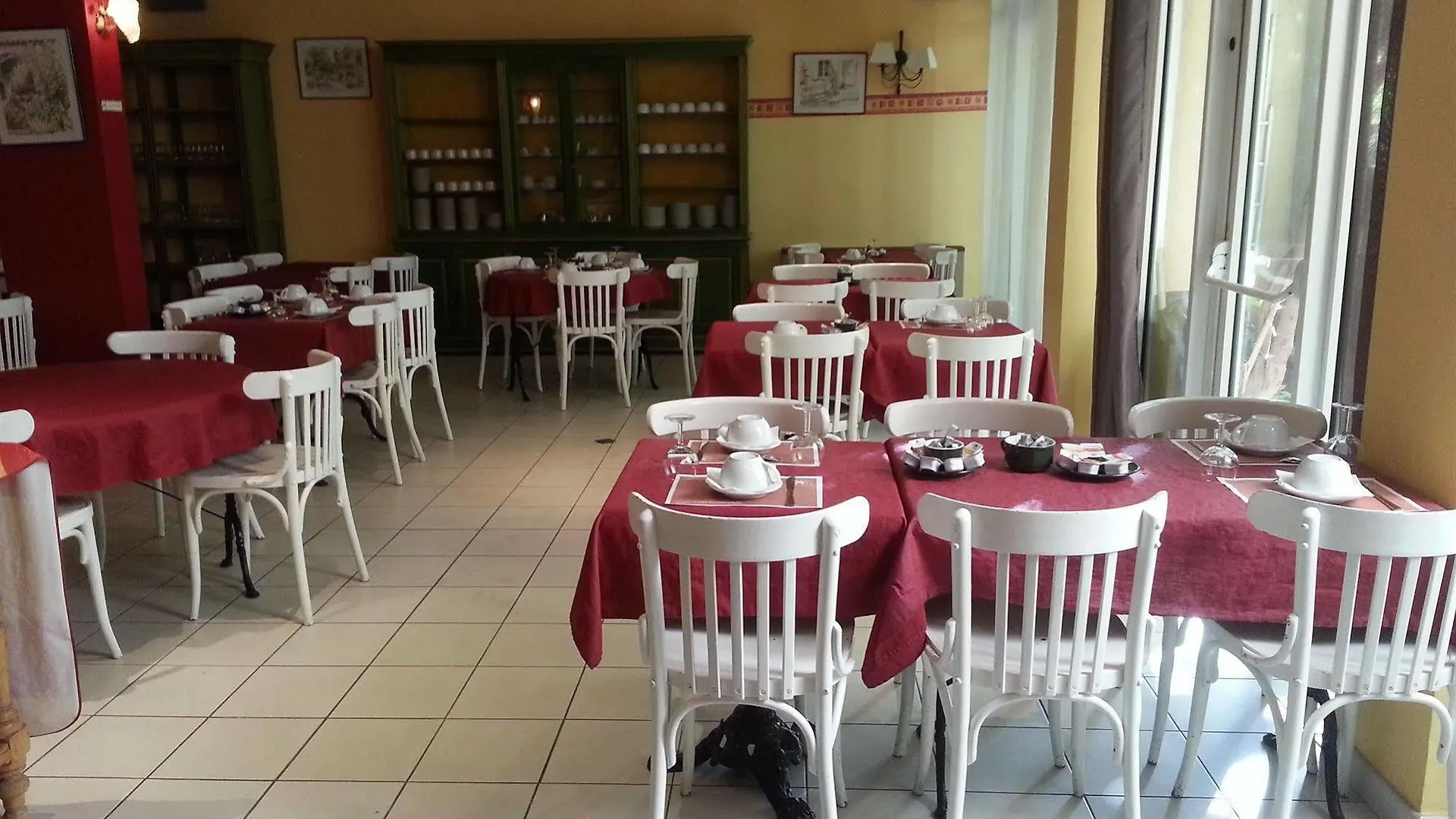 Hotel du Forum Carpentras 2*,